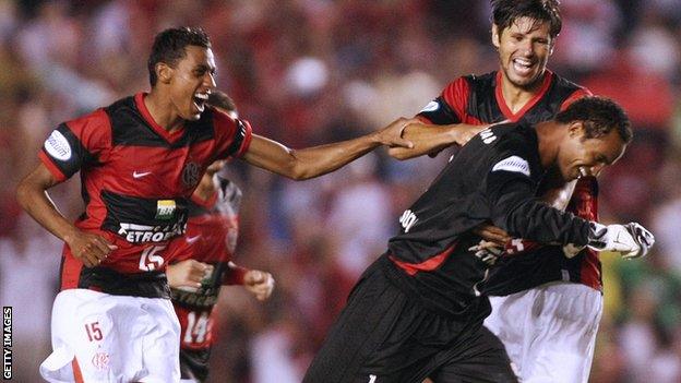 Bruno de Souza (R-black), goalkepeer of Flamengo CR of Brazil, celebrates with Kleberson (L) and Fabio Luciano after scoring against Coronel Bolognesi of Peru, during their 2008 Libertadores Cup football match, at Maracana stadium, in Rio de Janeiro, Brazil on April 23, 2008. AFP PHOTO/VANDERLEI ALMEIDA (Photo credit should read VANDERLEI ALMEIDA/AFP/Getty Images)