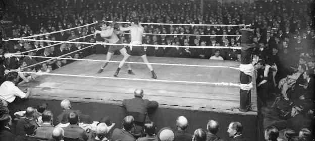 Freddie Welsh (L) beating fellow Welshman Jim Driscoll in Cardiff in 1910