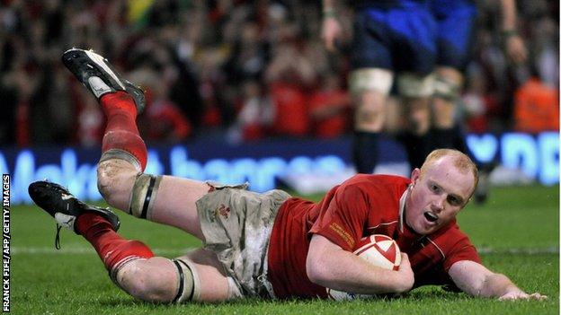 Martyn Williams scores against France on 15 March 2008