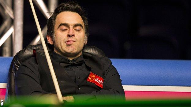 Ronnie O'Sullivan takes a nap in between frames against Li Hang