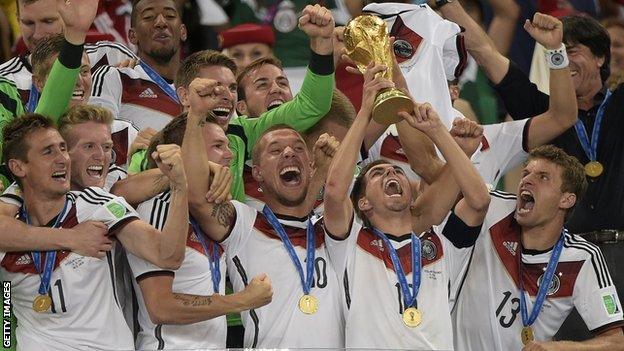 Philipp Lahm lifts the 2014 World Cup