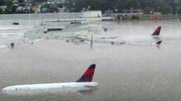 planes submerged, a hoax picture