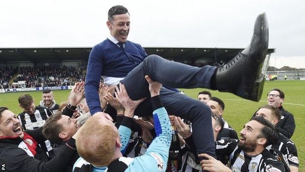 Jack Ross celebrates with his St Mirren players