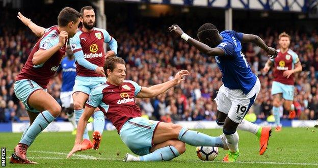 James Tarkowski stops Everton striker Oumar Niasse from shooting