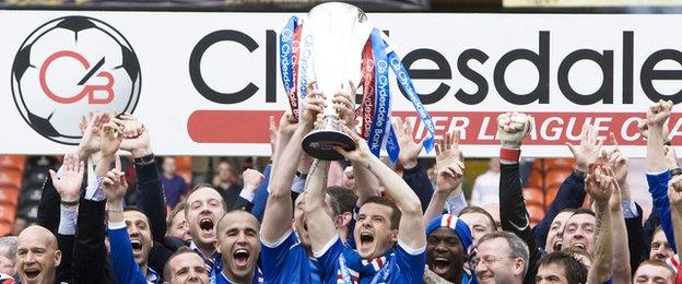 Rangers captain Barry Ferguson lifts the SPL title in 2009