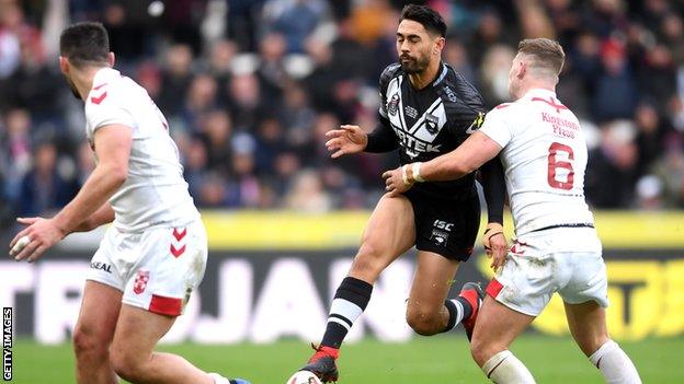 New Zealand's Shaun Johnson (centre)