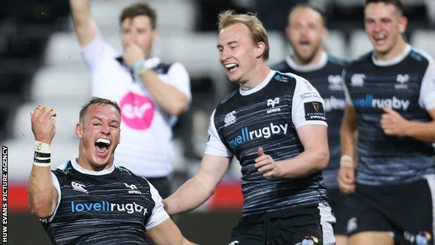 Ospreys celebrate a try