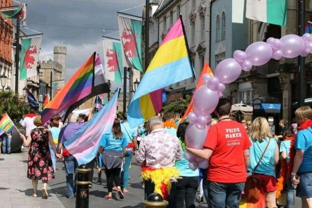 Mae'r gefnogaeth i bobl trawsryweddol yng Nghymru diolch i ddigwyddiadau blynyddol fel Pride Cymru