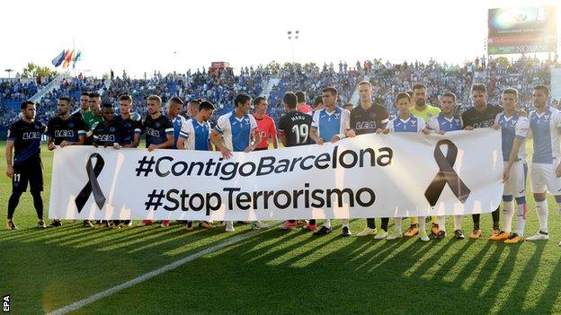 Leganes and Alaves players show their support for Barcelona