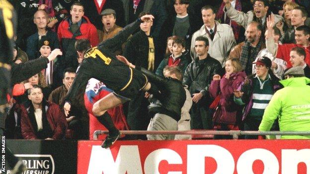 Eric Cantona kung fu kicks Matthew Simmons