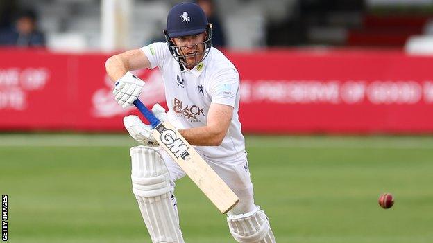 Ben Compton's 89 off 194 deliveries gave Kent hope of rescuing a draw.