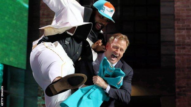 Roger Goodell and Christian Wilkins attempt a back-to-back celebration