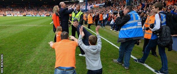 Luton fans bow