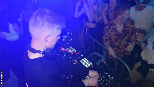 Zak Skinner Dj-ing