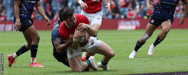 Robbie Henshaw scores a try