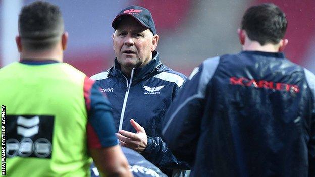 Wayne Pivac talks to Scarlets players during training