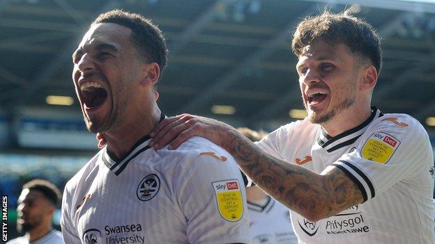 Ben Cabango celebrates with Jamie Paterson