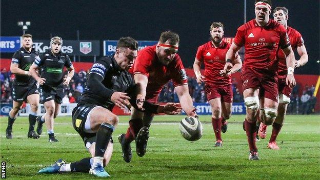 James Cronin beats Glasgow's Lee Jones to score Munster's second try