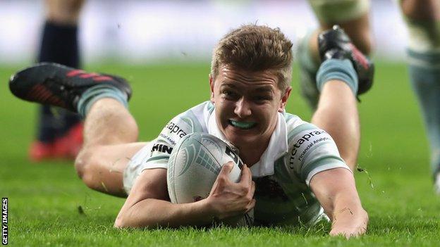 Chris Bell scores a try for Cambridge