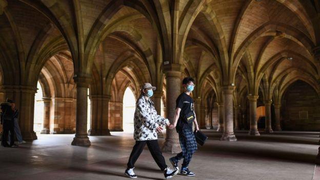 Glasgow students with face coverings