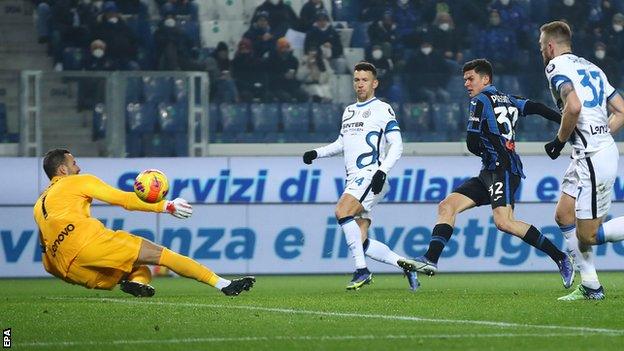 Inter"s goalkeeper Samir Handanovic (L) saves a shot from Atalanta"s Matteo Pessina