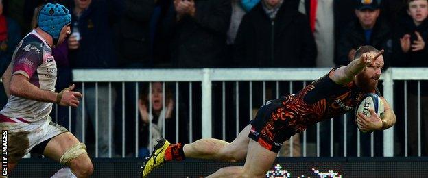 Ospreys' Justin Tipuric (left) was powerless to stop James Short scoring Exeter's third try