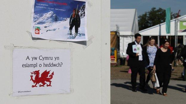 Mae posteri gyda negeseuon amrywiol yn rhan annatod o unrhyw Eisteddfod // At the Eisteddfod 'fly posting' is practically compulsory