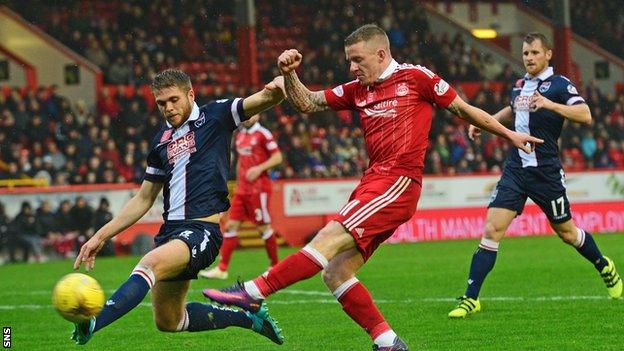 Jonny Hayes scores