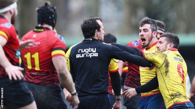 Spanish players confront referee Vlad Iordachescu