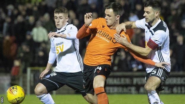 Dundee United's Lawrence Shankland (centre) is crowded out