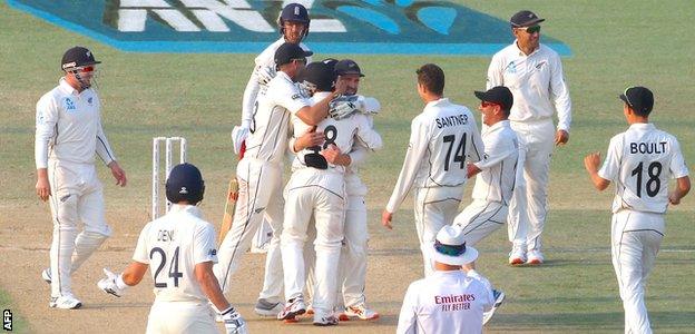 New Zealand celebrate Jack Leach's wicket