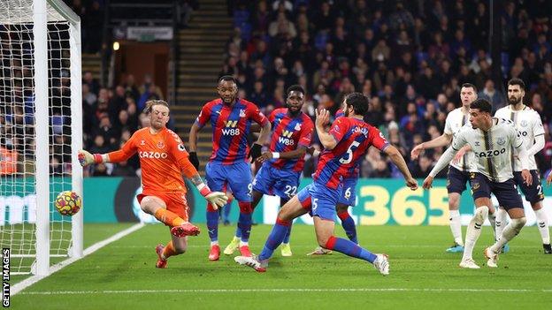 James Tomkins scores for Crystal Palace against Everton in the Premier League