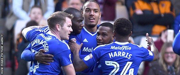 Cardiff City players celebrate with goalscorer Kenneth Zohore