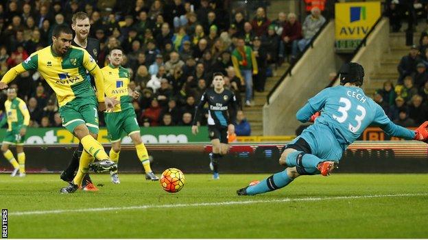 Lewis Grabban finishes past Petr Cech