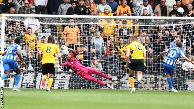 Alexis Mac Allister finds the net with his second penalty of the match