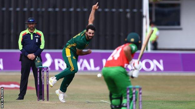 Nottinghamshire's Brett Hutton bowling to Leicestershire's Wiaan Mulder