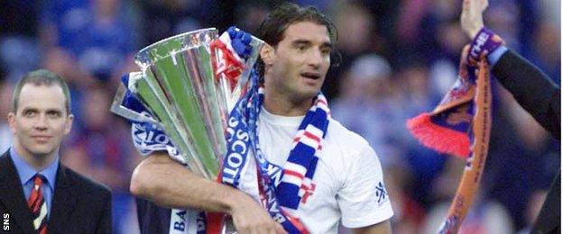 Skipper Lorenzo Amoruso carries the 1999-2000 Scottish Premier League trophy