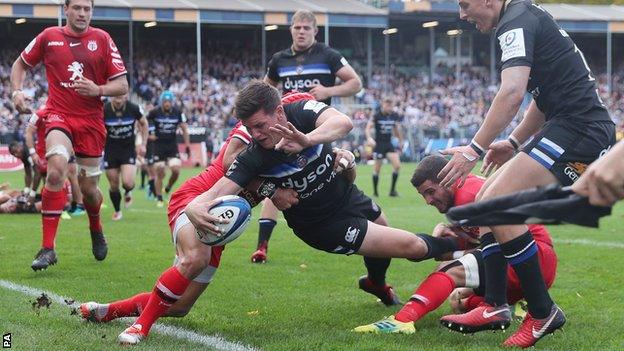 Freddie Burns (centre)