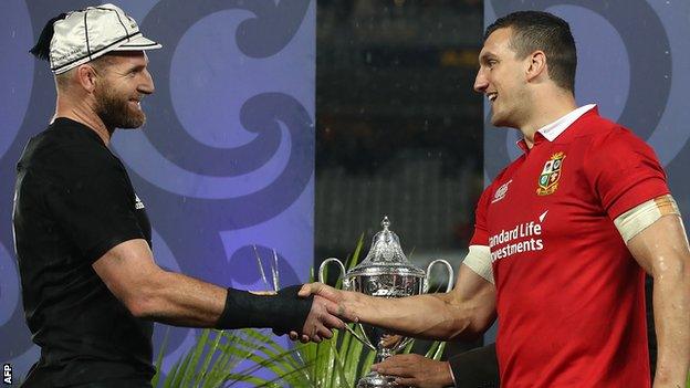 Kieran Read and Sam Warburton congratulate each other