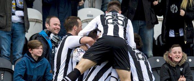 St Mirren celebrate Lewis Morgan's equaliser