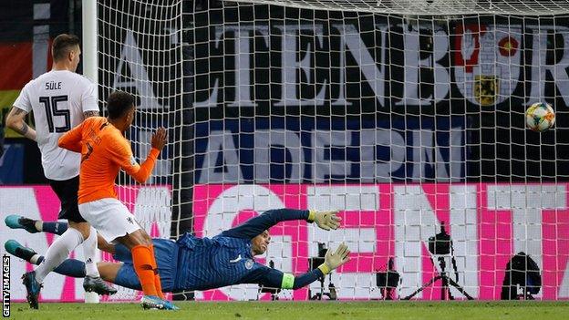 Donyell Malen scores for the Netherlands