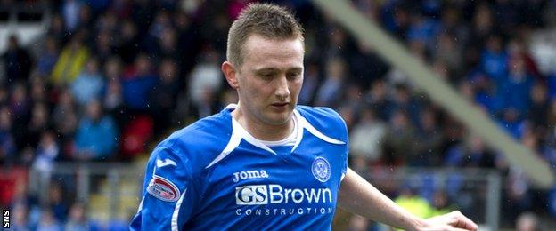 Derek Riordan in action for St Johnstone