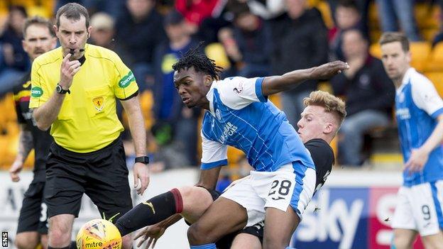 St Johnstone's Matty Willock (centre) in action with Partick Thistle's Andrew McCarthy.