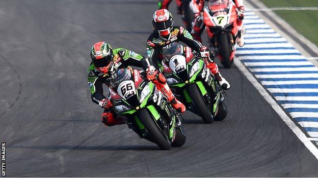 Tom Sykes leads Jonathan Rea