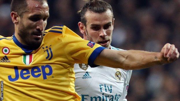 Gareth Bale (R) competes for the ball with Giorgio Chiellini