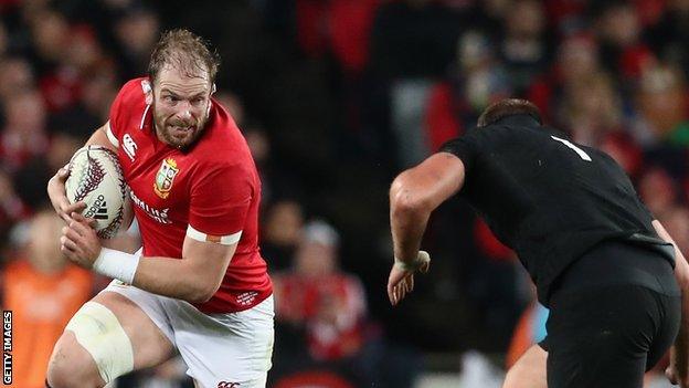 Alun Wyn Jones goes up against Joe Moody