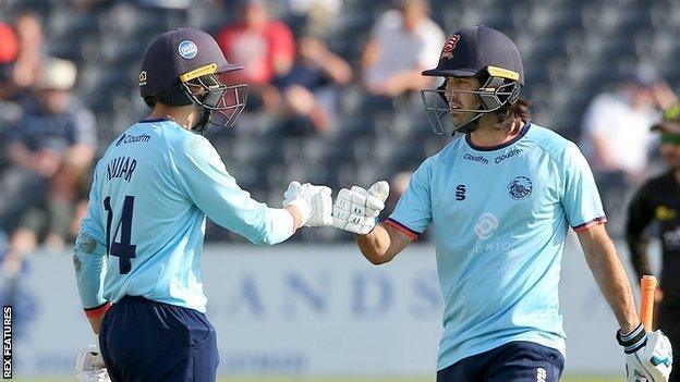 Aron Nijjar (32) and Shane Snater (21) were the Essex matchwinners as they snatched victory over Gloucestershire at Bristol