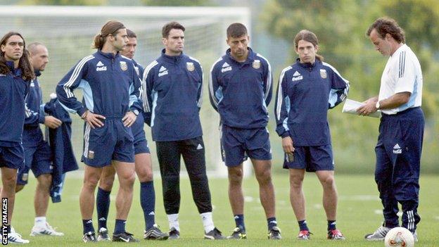 Bielsa giving instructions to his Argentina squad, including Mauricio Pochettino and Diego Simeone, before facing England at the 2002 World Cup group stages