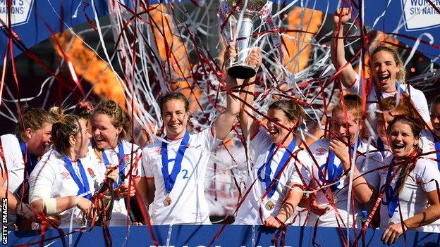 Emily Scarratt lifts the Six Nations trophy with England