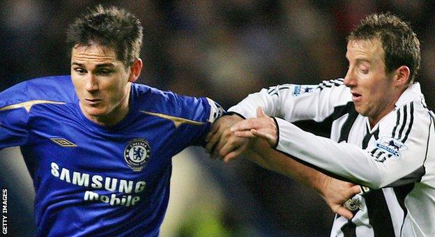 Frank Lampard and Lee Bowyer battle for the ball during a match between Chelsea and Newcastle in 2006